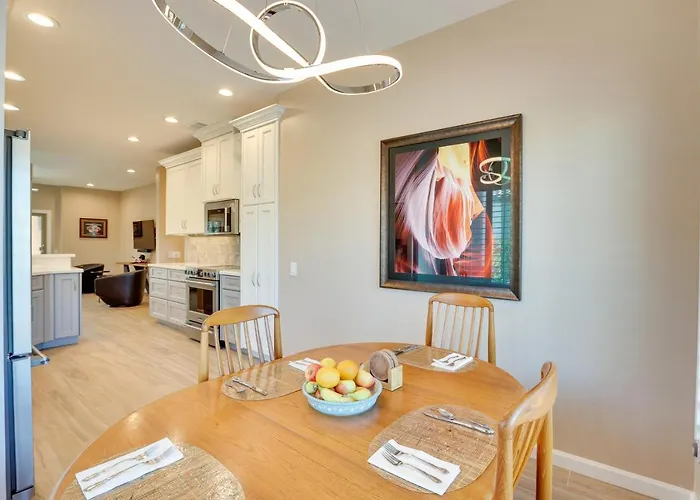 Hike & Golf! Extended W/ Pool Access Holiday home