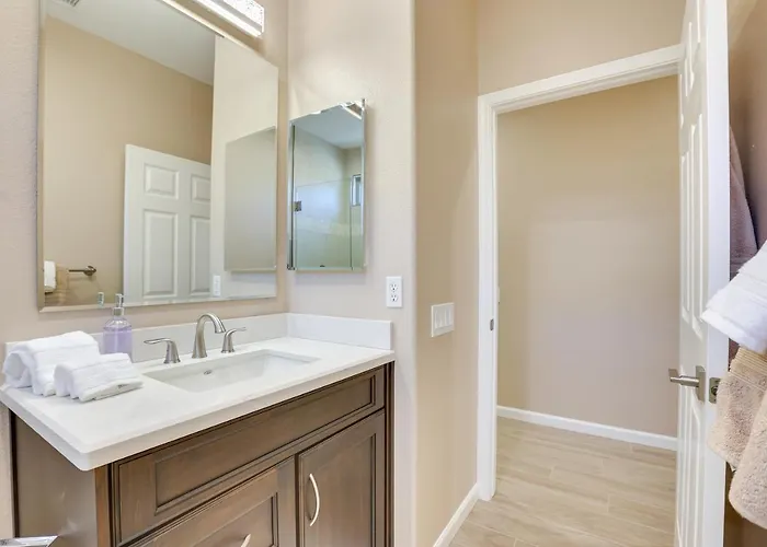 Holiday home Hike & Golf! Extended W/ Pool Access *
