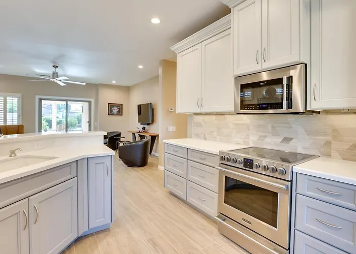 Holiday home Hike & Golf! Extended W/ Pool Access Surprise